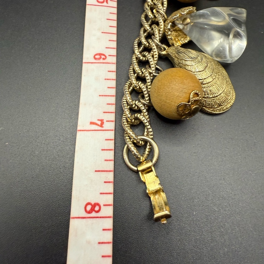 VINTAGE LUCITE CLAM SHELL GOLD TONE CHUNKY BRACELET NAUTICAL - Picture 4 of 4